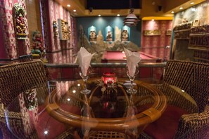 Suite, baignoire Ă remous | Repas dans la chambre