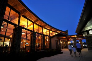 Courtyard - Wilderness at the Smokies - Stone Hill Lodge (Sevierville)