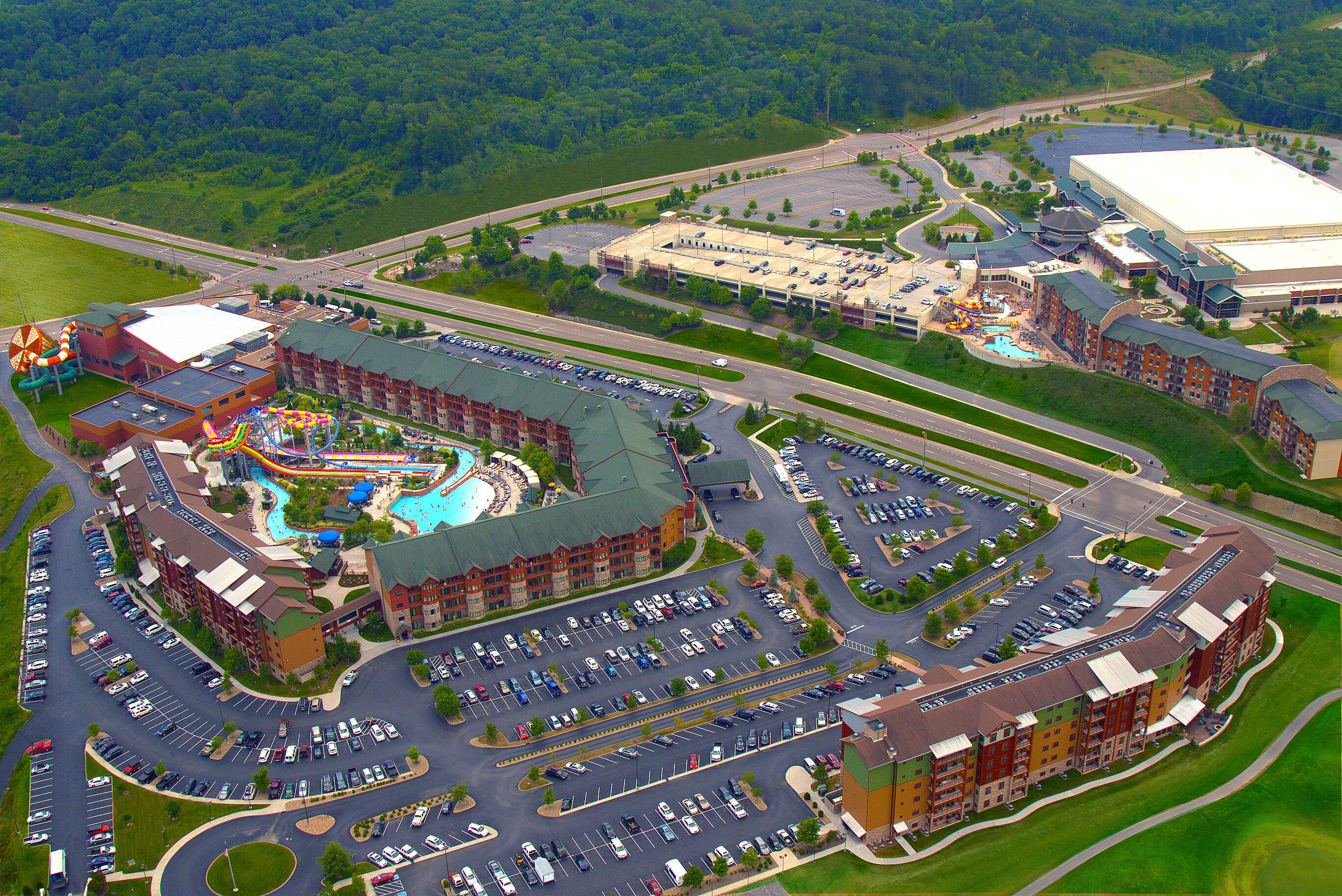 Un grand complexe hôtelier doté de nombreux parkings, d’une piscine et d’un parc aquatique.