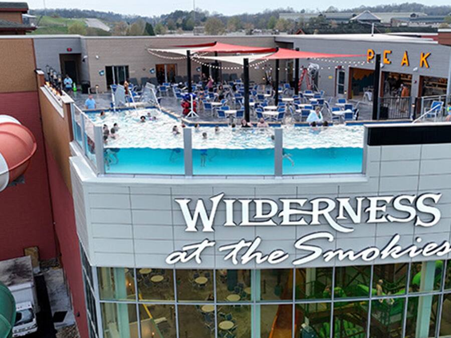 Een zwembadgedeelte met een bord waarop staat 'Wilderness at the Smokies'.