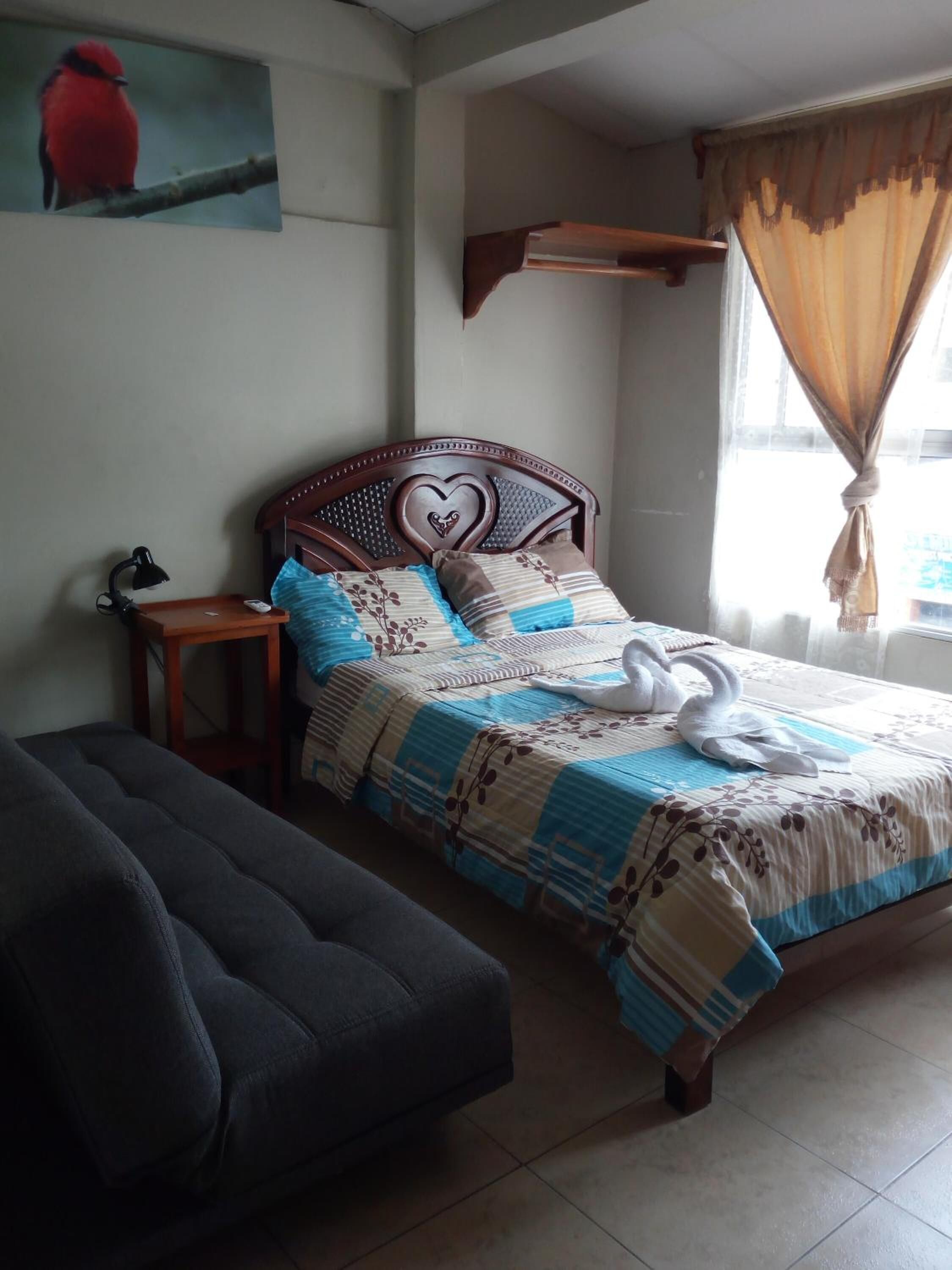 Escritorio, wifi gratis, ropa de cama y acceso para silla de ruedas 