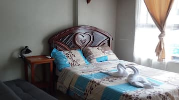 Escritorio, wifi gratis, ropa de cama y acceso para silla de ruedas