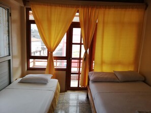 Een bureau, gratis wifi, beddengoed, rolstoeltoegang