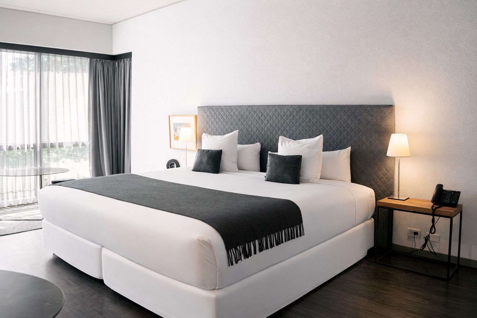 Estúdio luxo | Frigobar, cofres nos quartos, escrivaninha, cortinas blackout