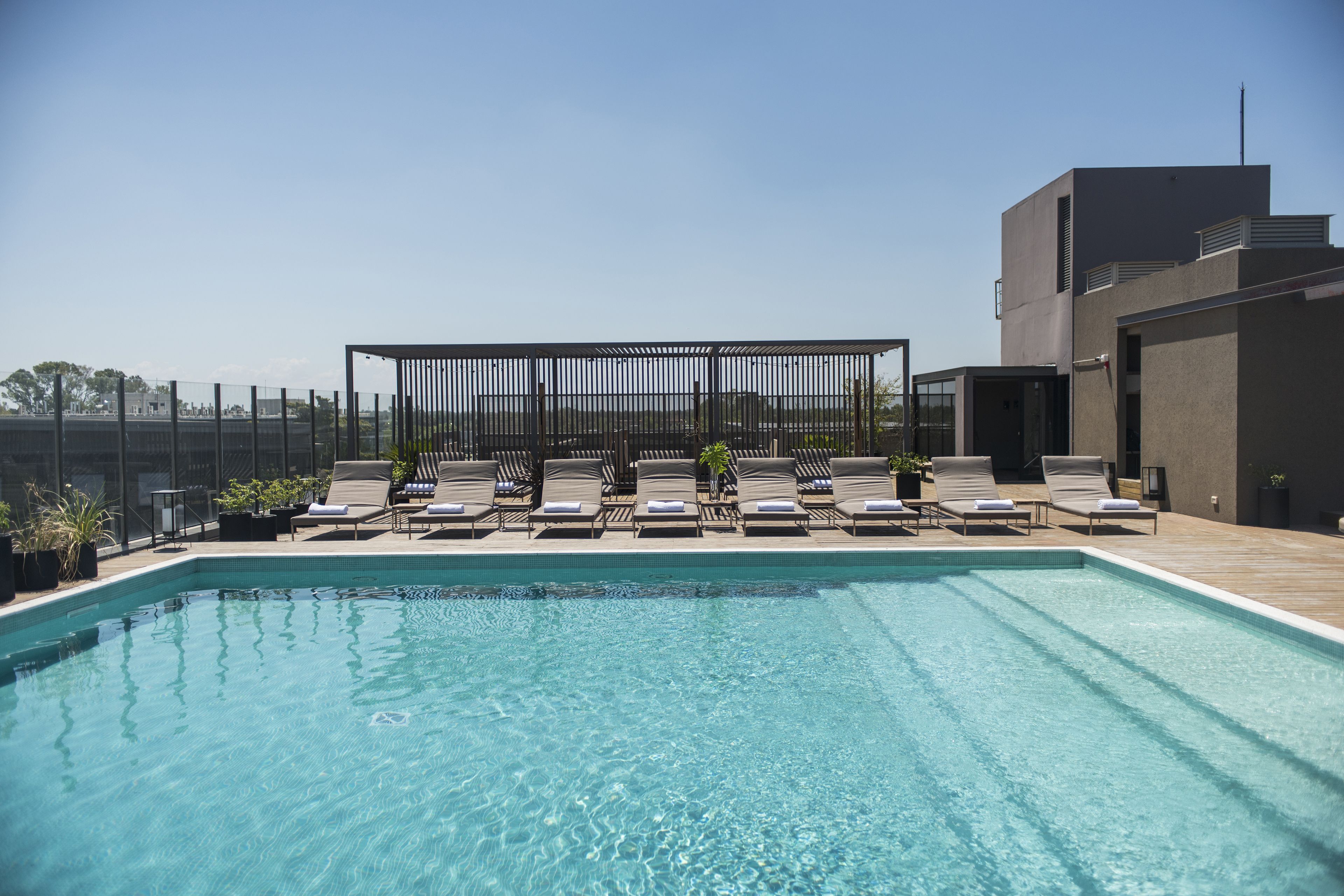 室外游泳池，09:00 至 20:00 开放，池畔遮阳伞，日光浴躺椅