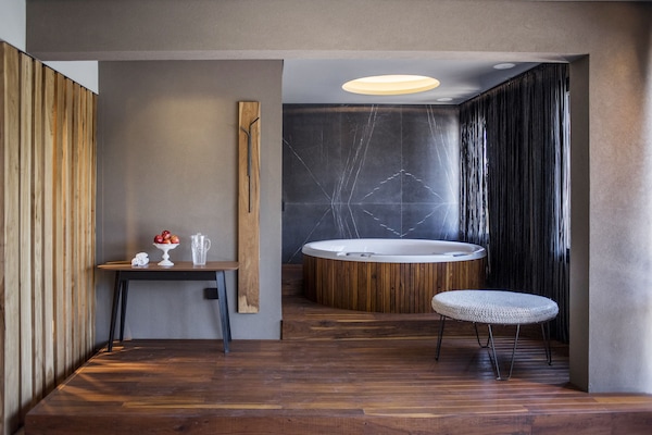 Sauna, Whirlpool, Gesichtsbehandlungen