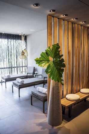 Sauna, bain à remous, soins du visage