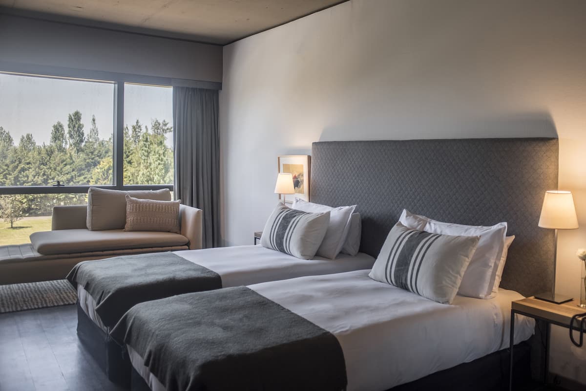 Suite Deluxe Twin | 1 bedroom, minibar, in-room safe, desk