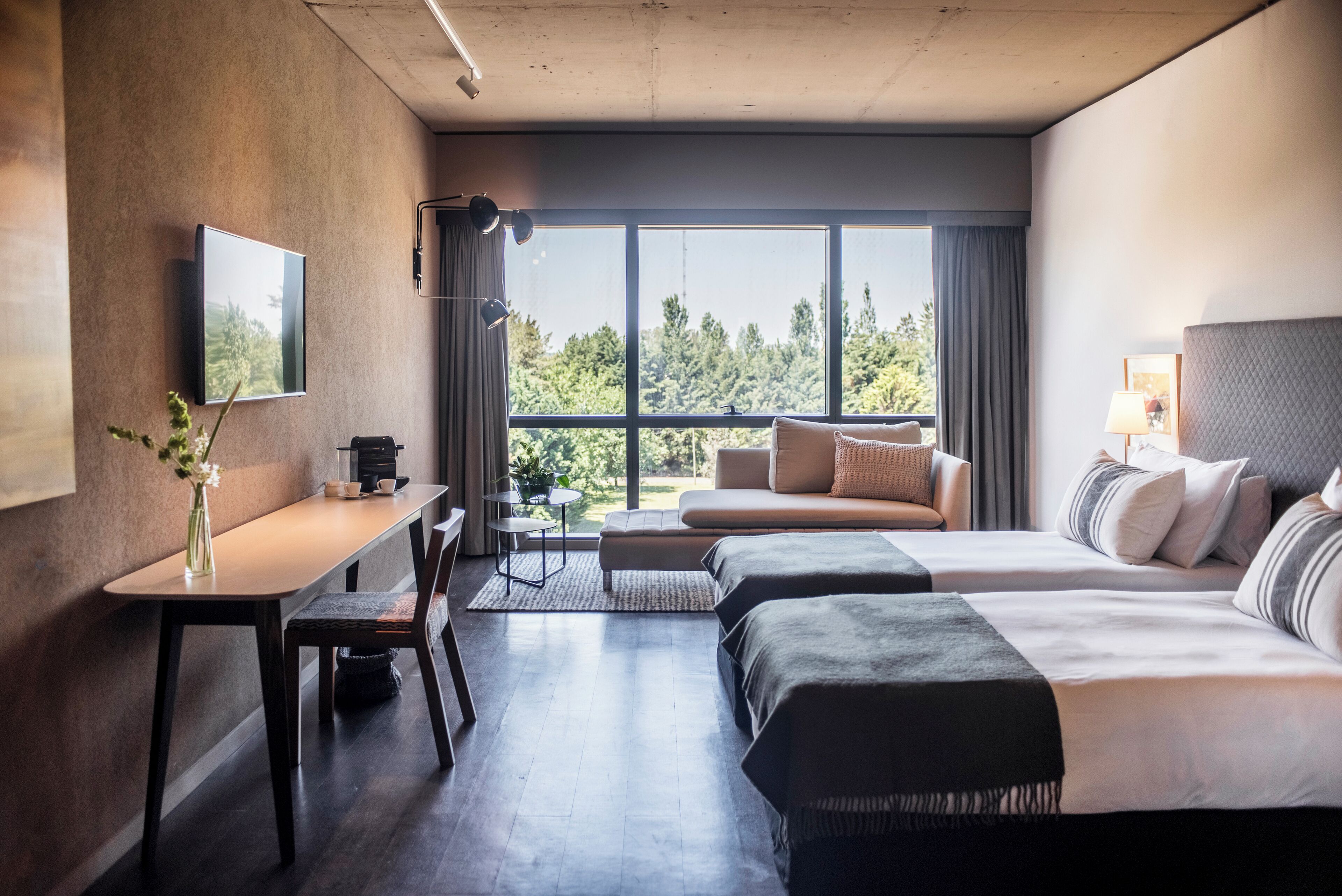 Suite Deluxe Twin | Minibar, caja de seguridad en la habitación y escritorio 