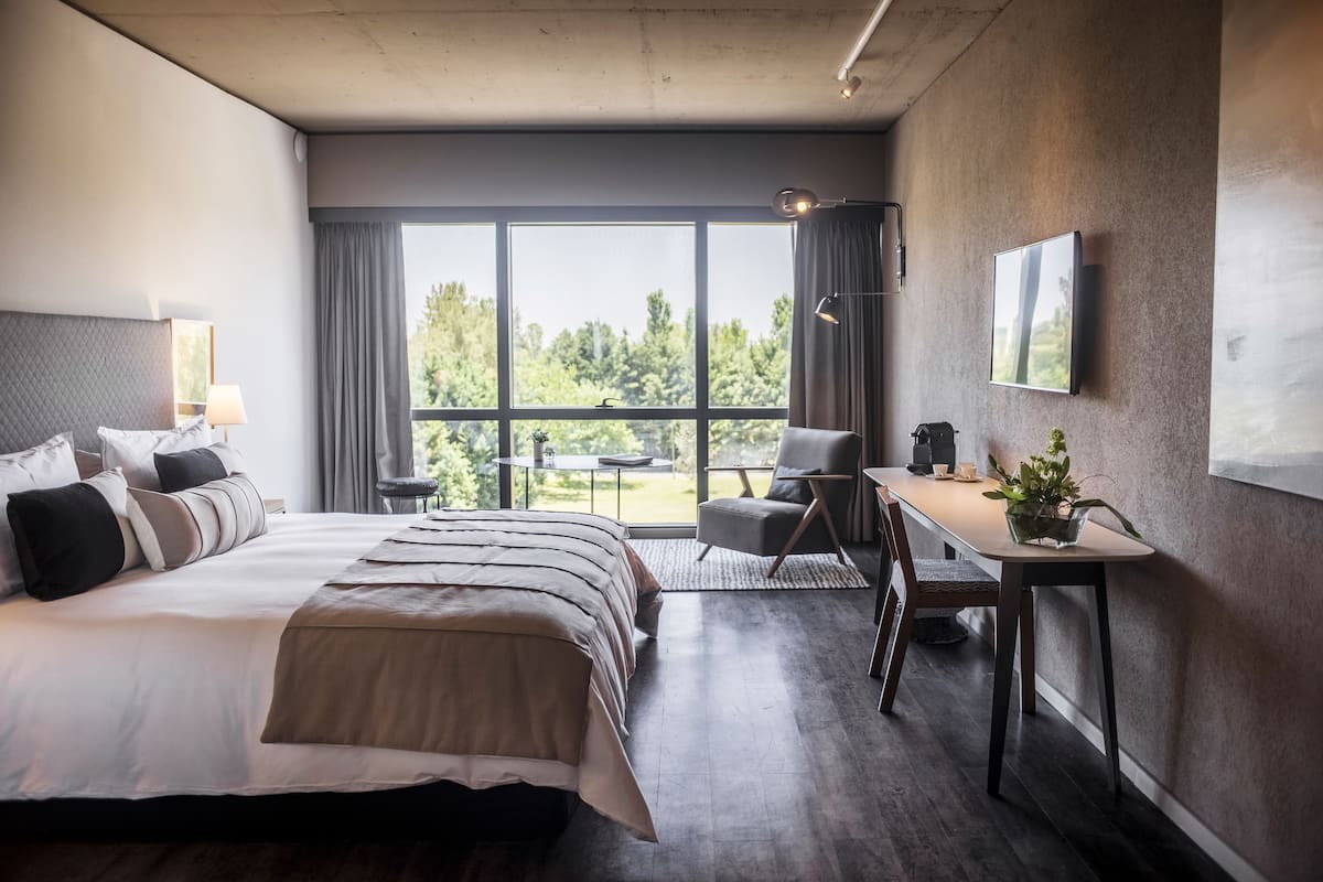 Suíte luxo, 1 cama Queen | Frigobar, cofres nos quartos, escrivaninha, cortinas blackout