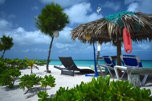 Playa privada, arena blanca, camas de playa gratis