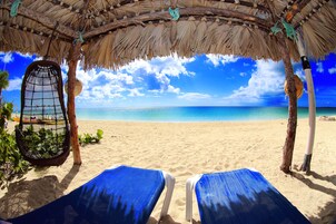 Playa privada, arena blanca, camas de playa gratis