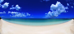 Playa privada, arena blanca, camas de playa gratis