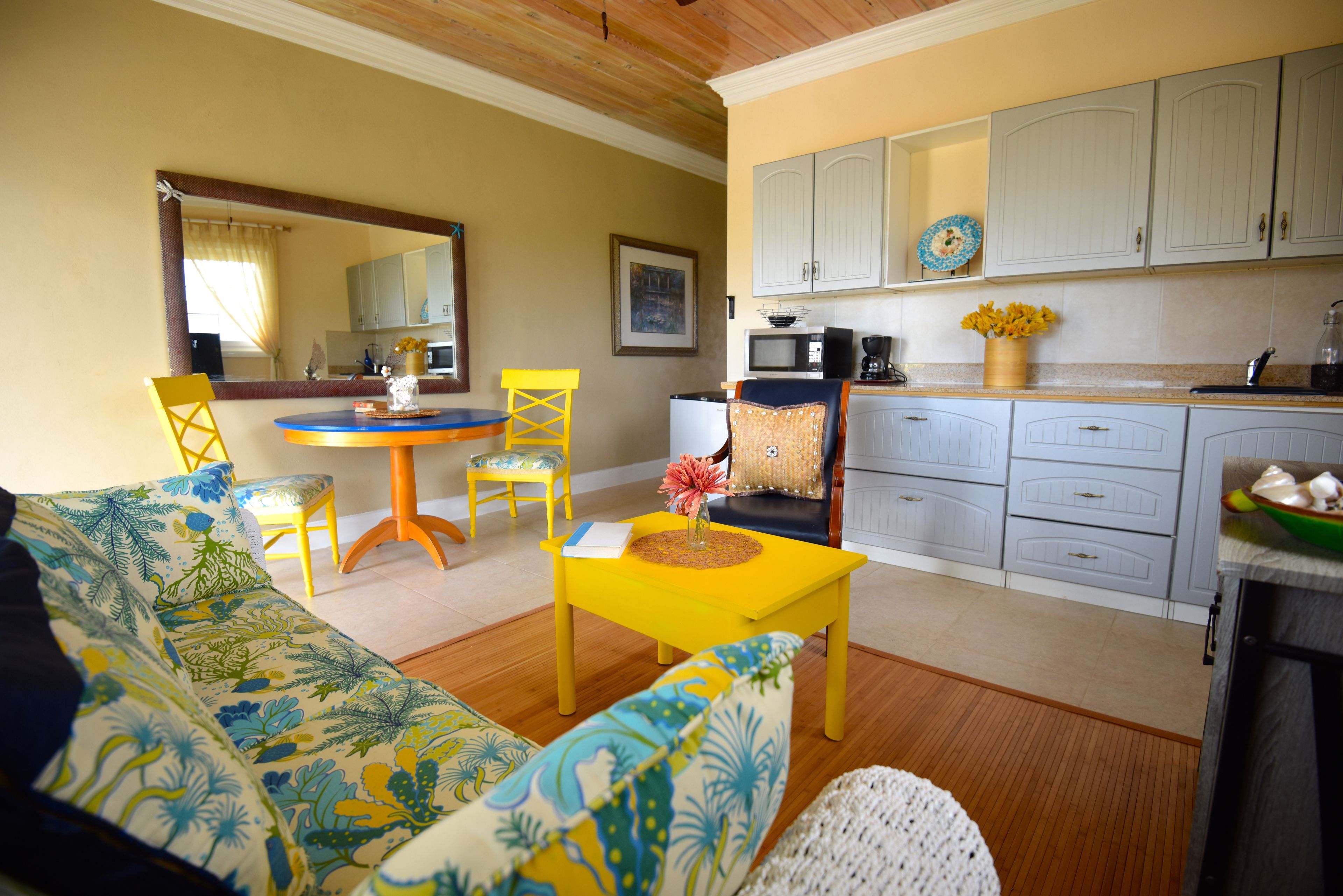 Ocean King Suite with Full Kitchen | Living area | 32-inch flat-screen TV with cable channels, TV, DVD player