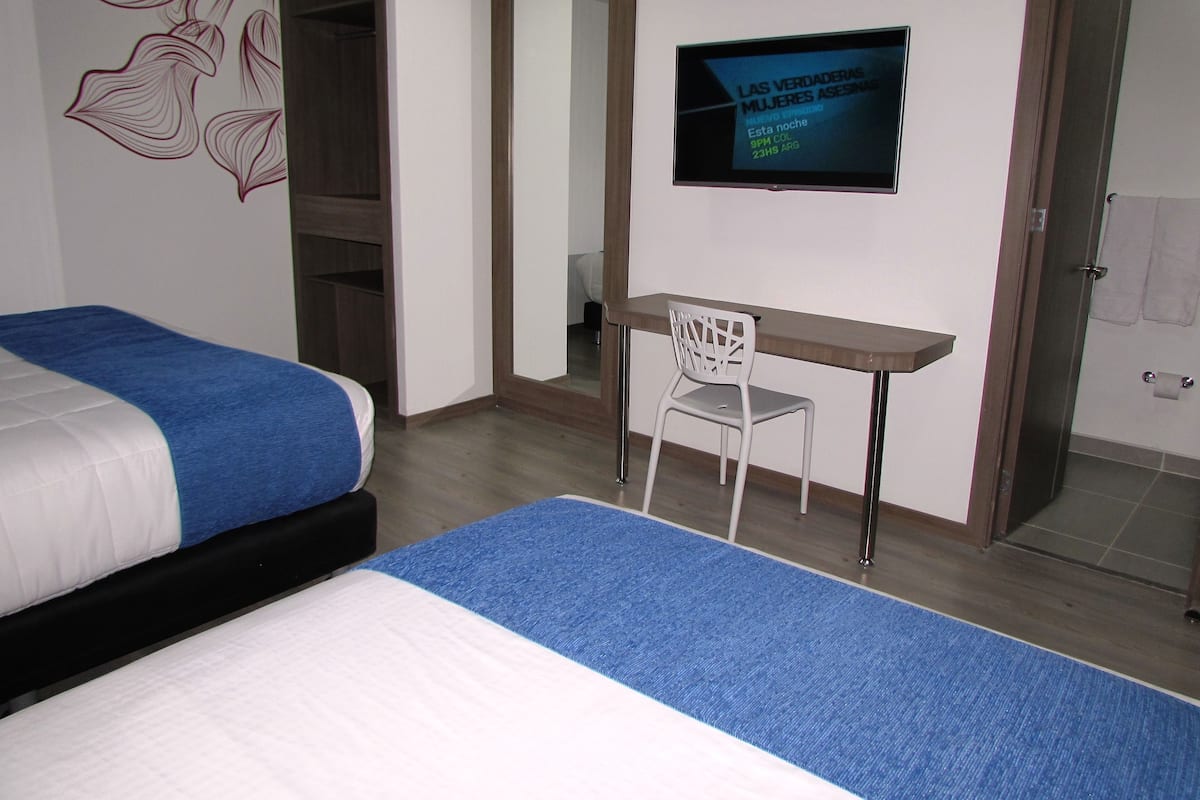 Dreibettzimmer | Zimmersafe, Schreibtisch, kostenloses WLAN