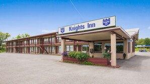 A Knights Inn with a two-story building, a covered front area, and a parking lot.