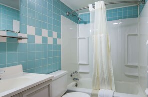 Suite, 1 kingsize-seng, massasjebadekar | Bad | Kombinert dusj/badekar, toalettartikler (inkludert), håndklær og såpe
