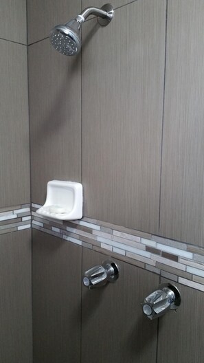 Dusche, Handtücher, Seife, Shampoo