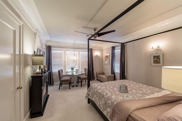 Zimmer, 1 Queen-Bett (Alice in Wonderland) | Schreibtisch, schallisolierte Zimmer, kostenloses WLAN