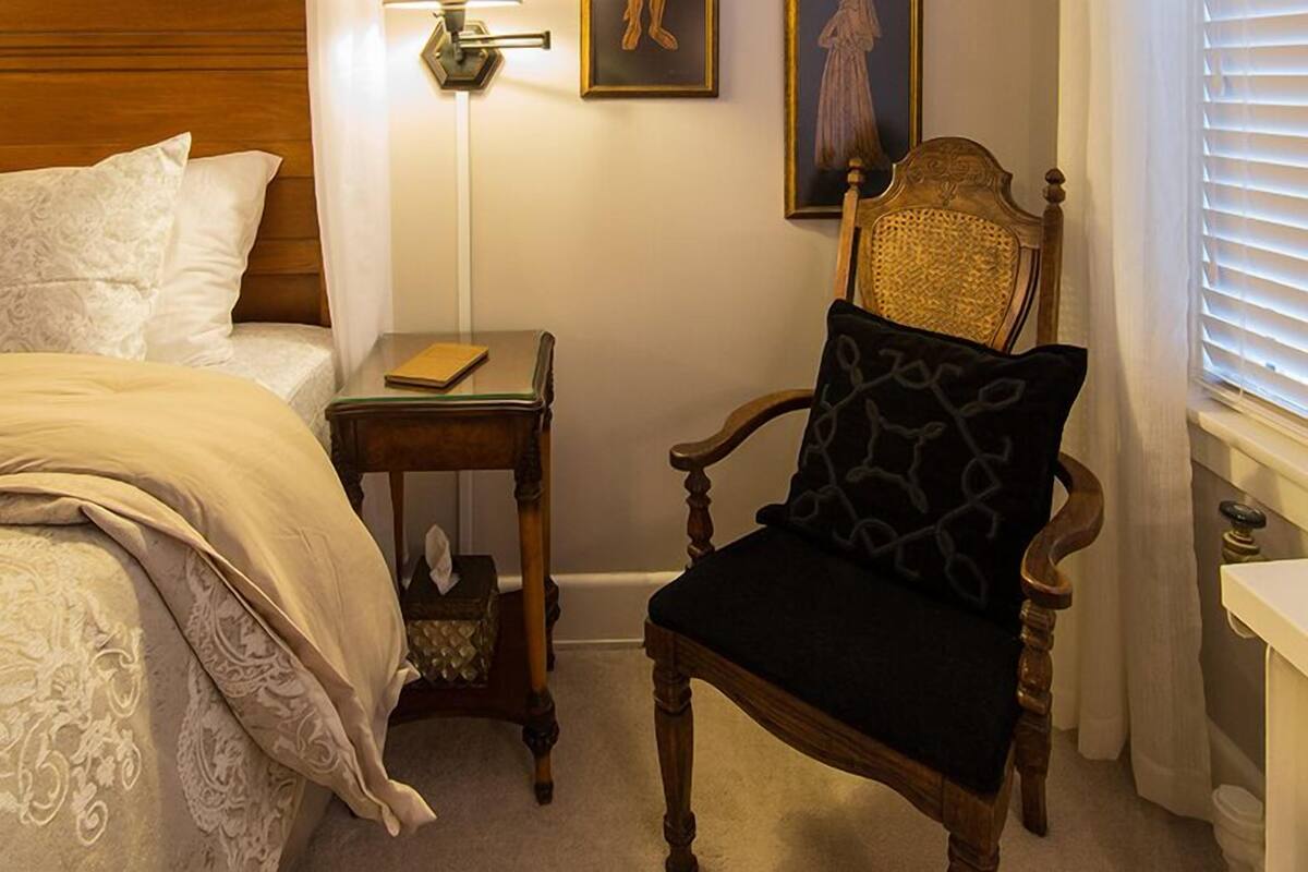 Room, 1 Queen Bed (Canterbury Tales) | Desk, soundproofing, WiFi (free)