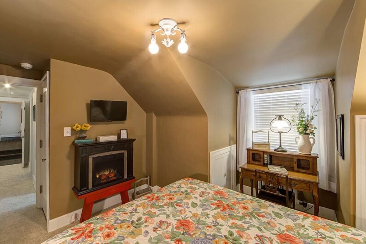 Room, 1 Queen Bed (Secret Garden) | Desk, soundproofing, WiFi (free)