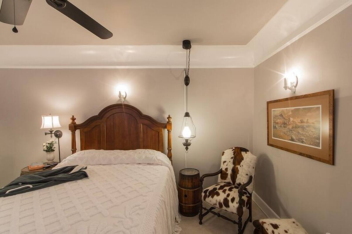 Room, 1 Queen Bed (Robbers Roost) | Desk, soundproofing, WiFi (free)