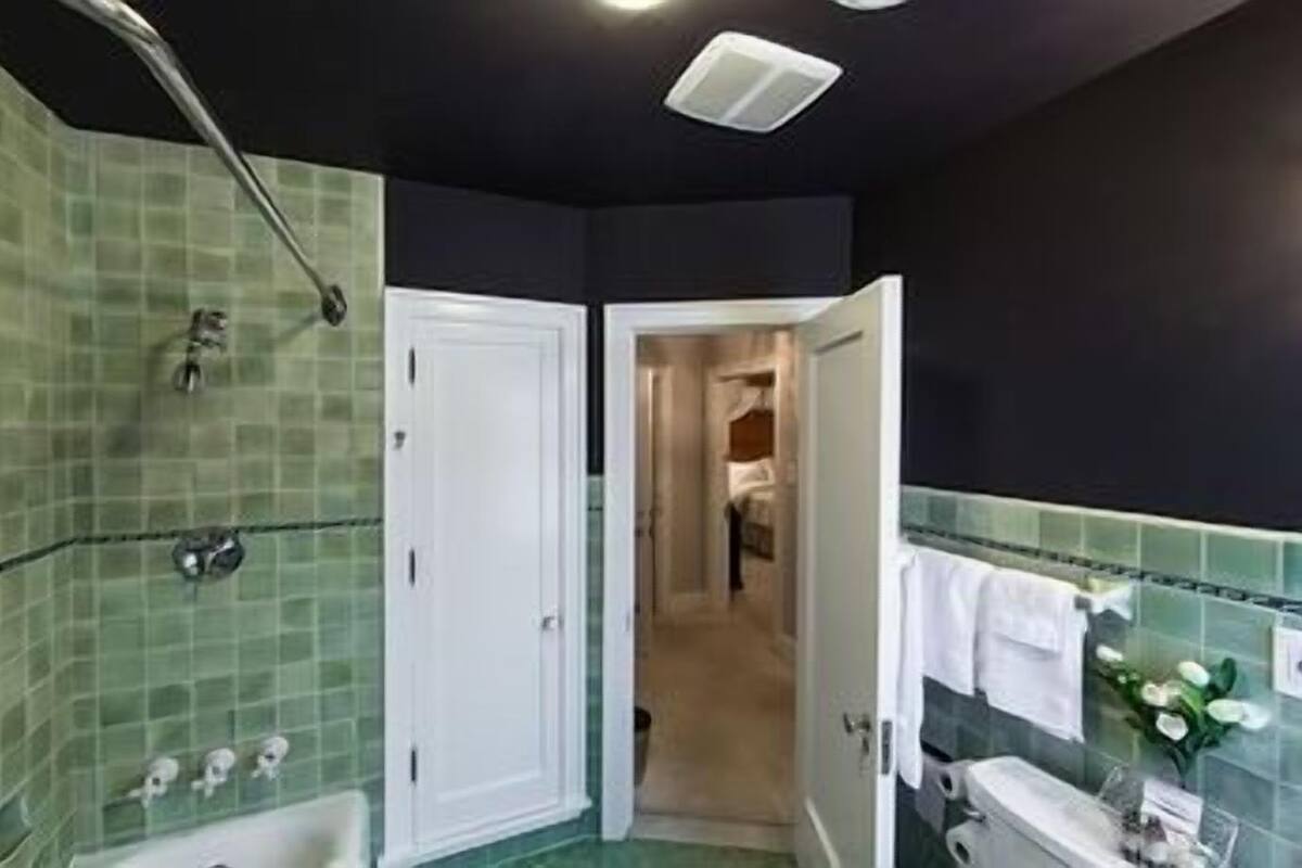 Room, 1 Queen Bed (Alice in Wonderland) | Bathroom | Free toiletries