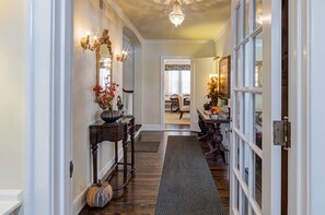Hallway - Knob Hill Bed & Breakfast (Flint)