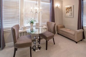 Rom, 1 queensize-seng (Alice in Wonderland) | Spiseområde på rommet