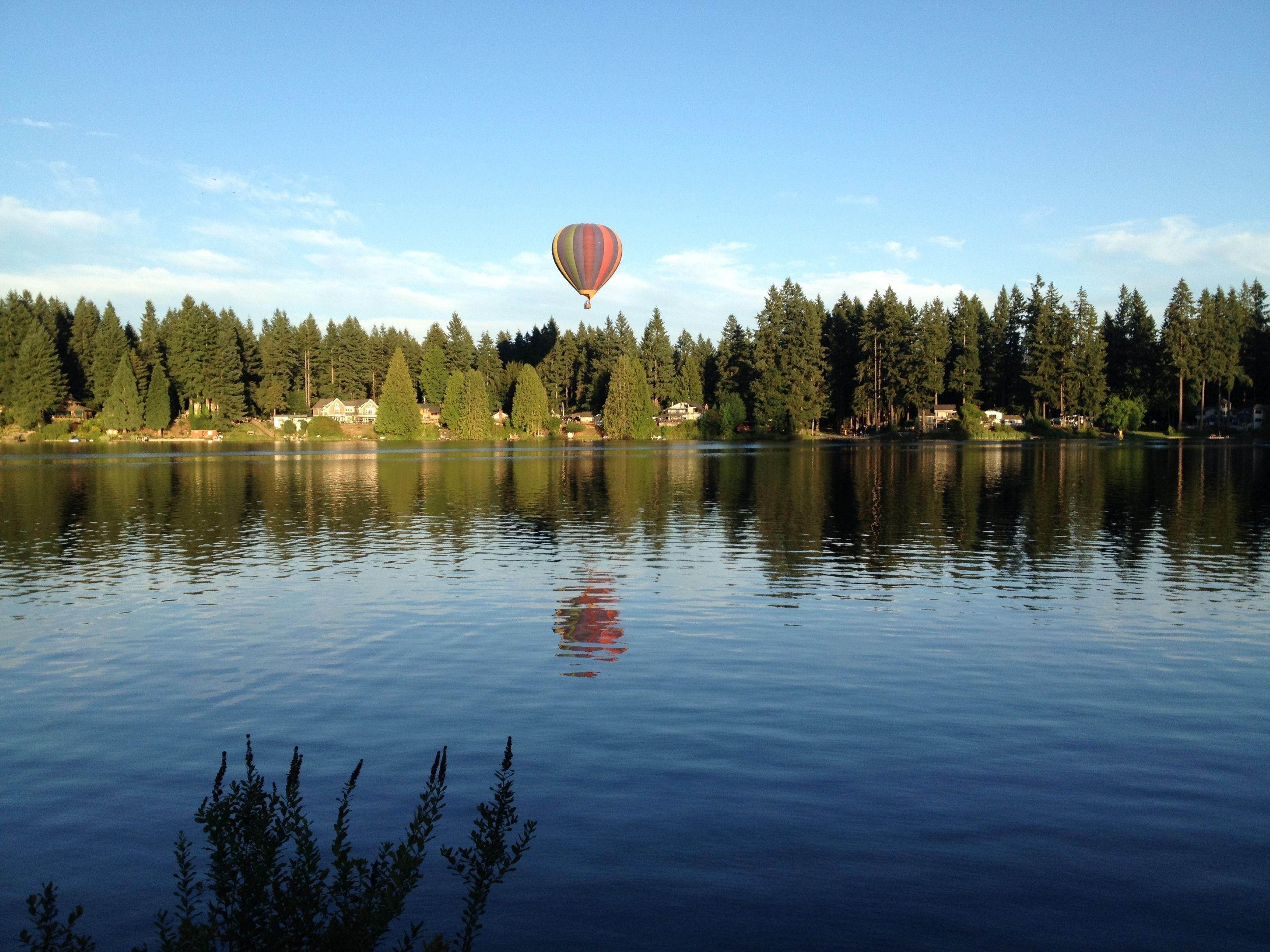 En privat strand, liggestole, badehåndklæder, kajakroning