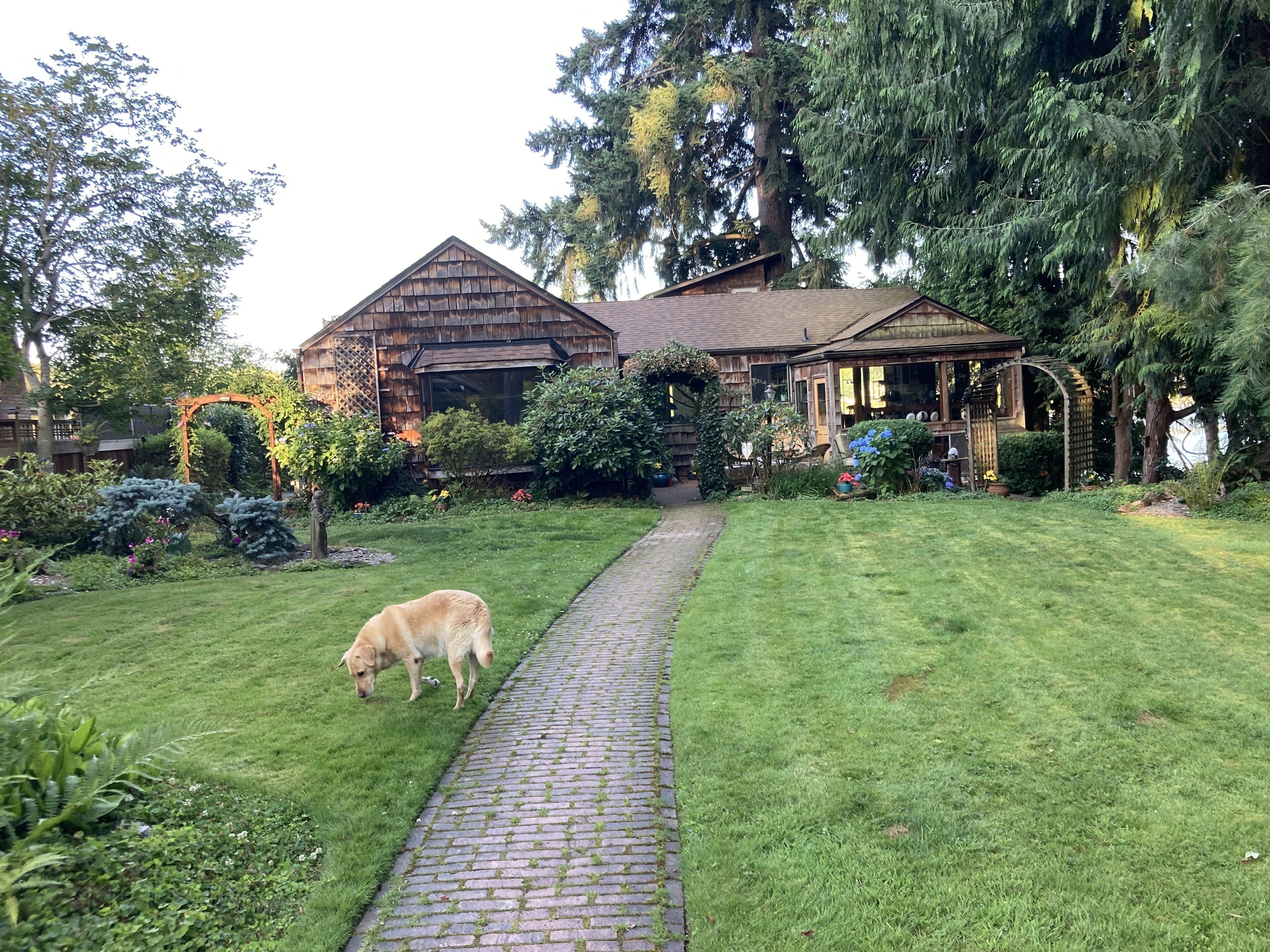 Vista frontal de la propiedad