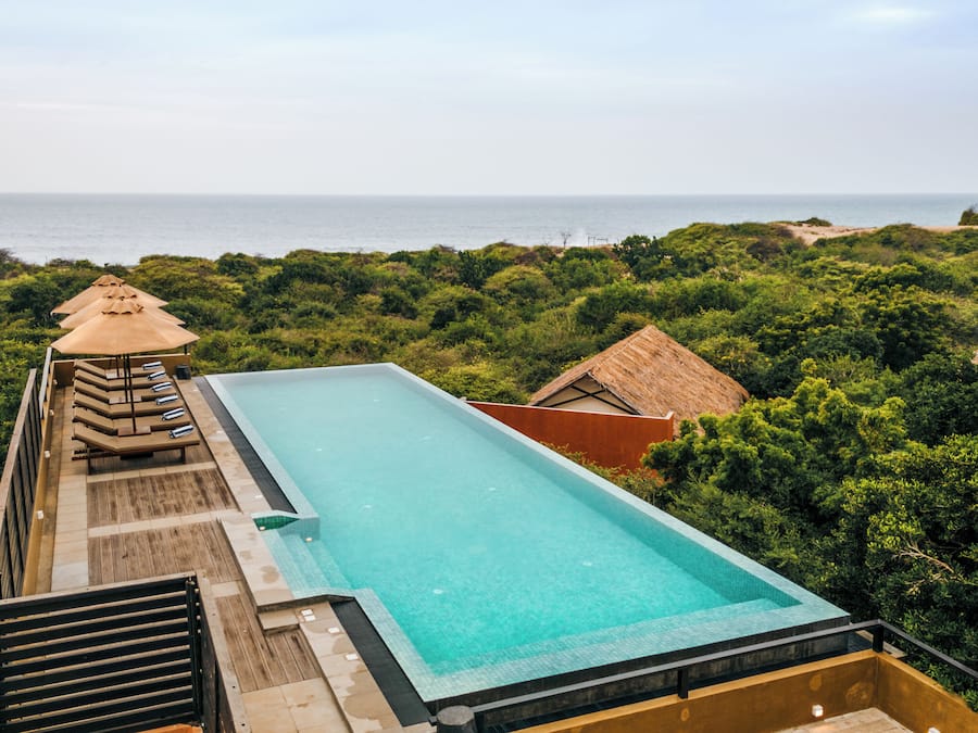 Ulkouima-allas, aurinkovarjoja, aurinkotuoleja