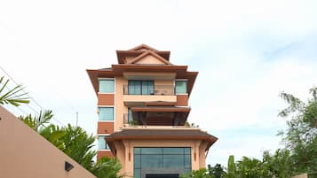 Vista frontal de la propiedad