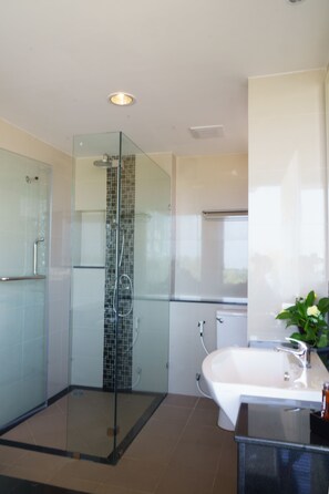 Deluxe Double bed | Baño | Amenidades de baño gratuitas, secadora de cabello, toallas, jabón 