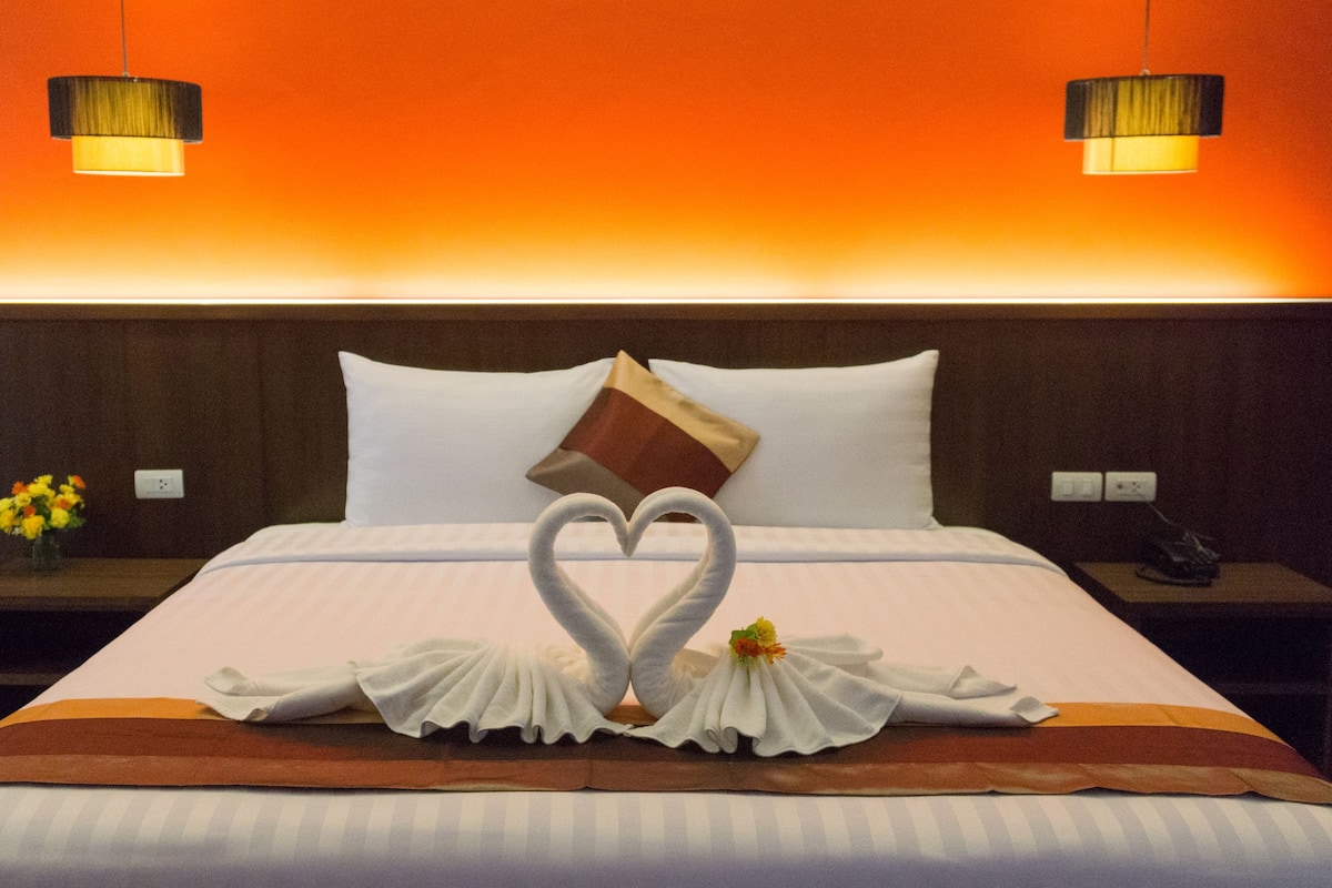 Deluxe Double bed | Een kluis op de kamer, een bureau, verduisterende gordijnen