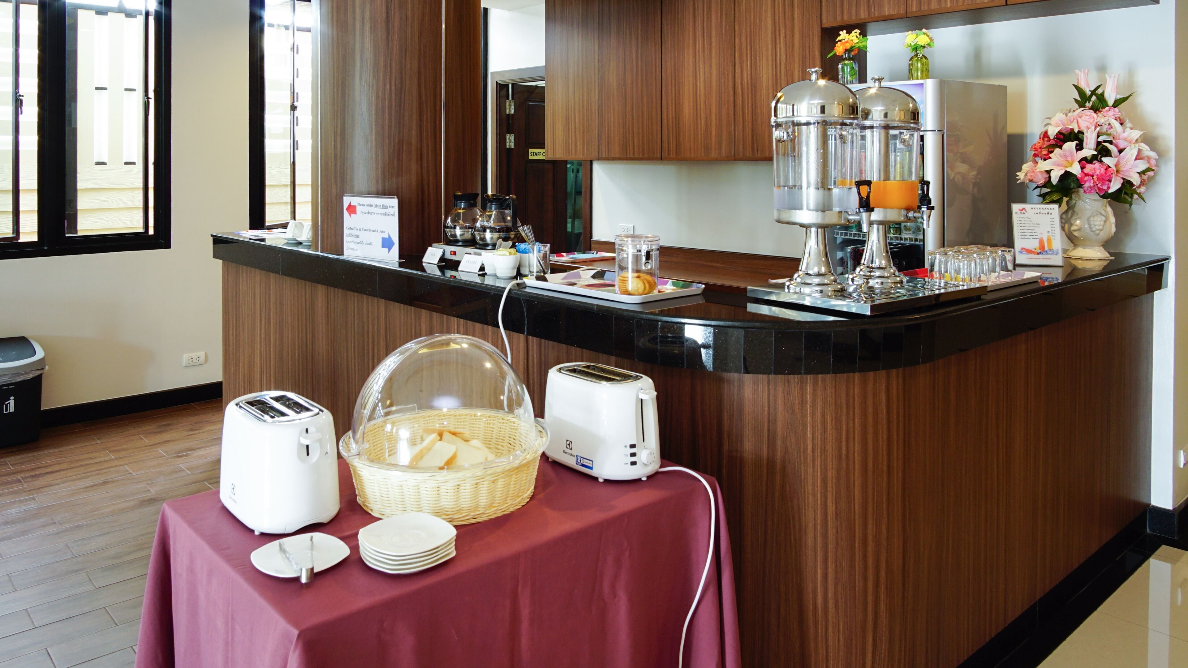 daily cooked-to-order breakfast (thb 150 per person)