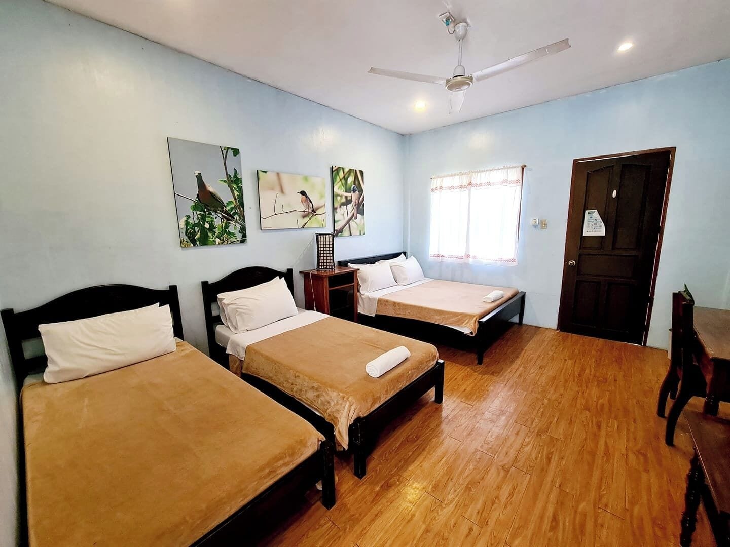 デラックス ルーム | デスク、ベッドシーツ