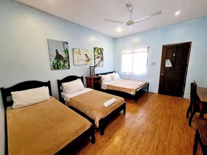 Deluxe Room | Desk, bed sheets - Darayonan Lodge (Coron)