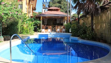 Una piscina al aire libre