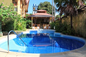 Una piscina al aire libre