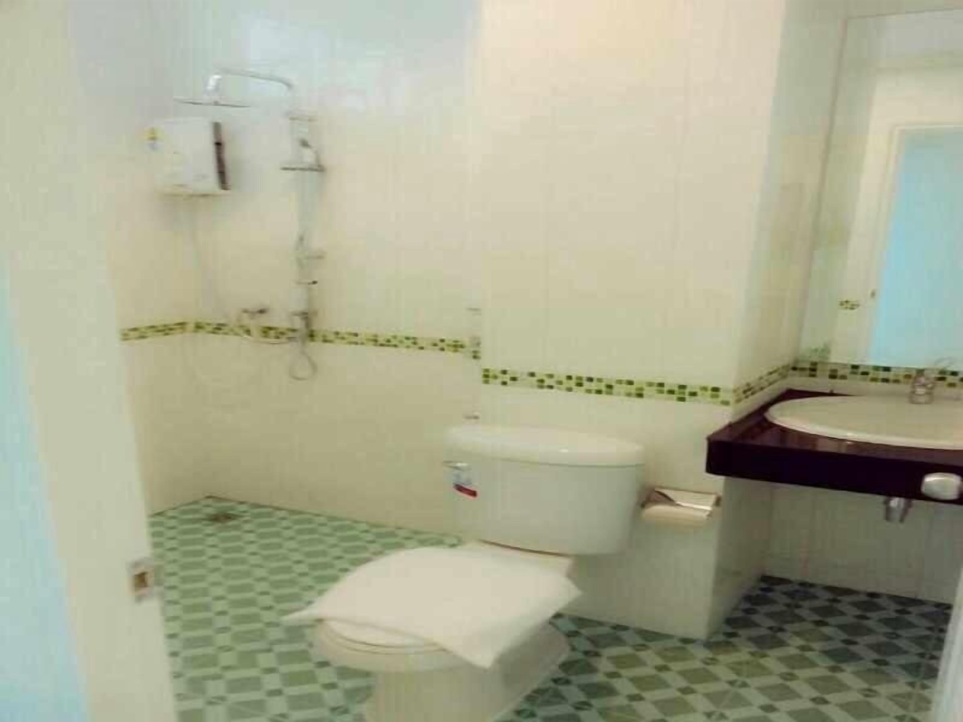 Buồng tắm vòi sen, đồ dùng nhà tắm miễn phí, khăn tắm 