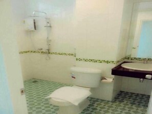 Ducha, artículos de tocador gratuitos, toallas
