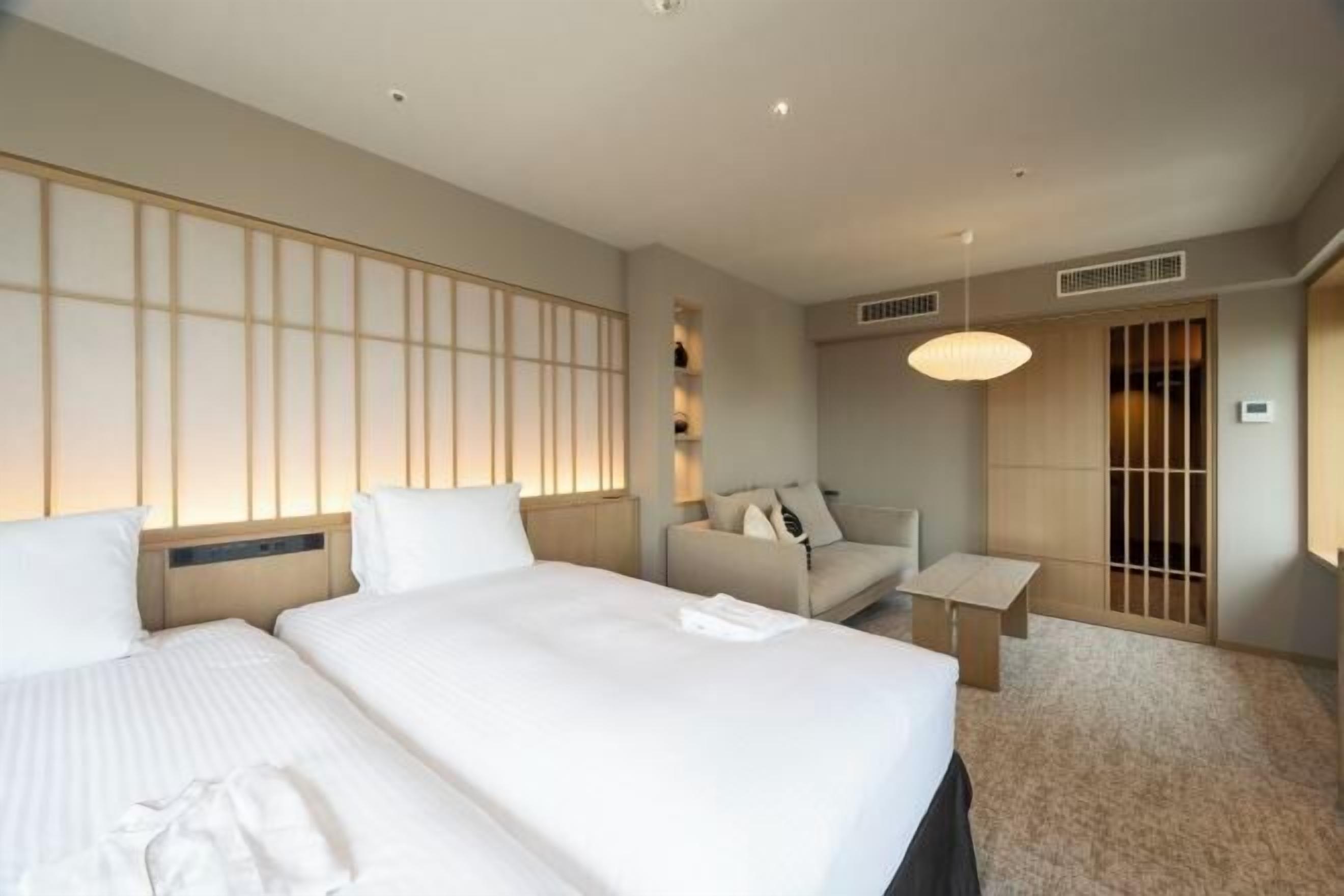 デスク、遮光カーテン、アイロン / アイロン台、ベビーベッド (無料)