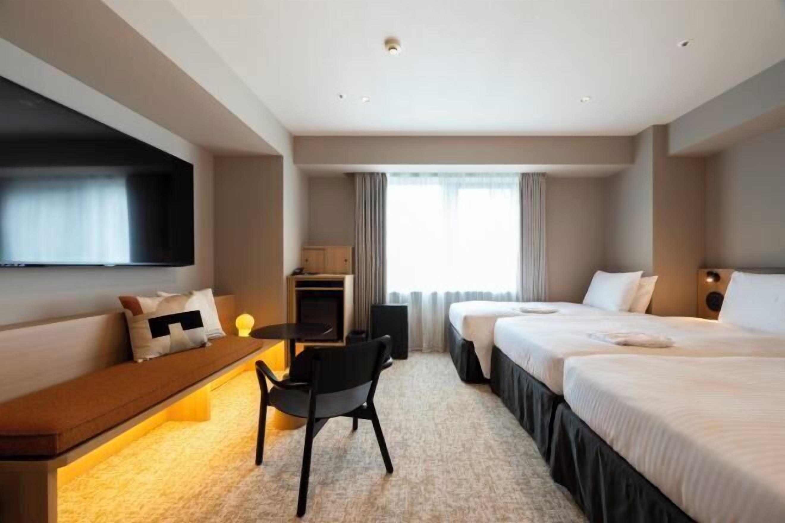 デスク、遮光カーテン、アイロン / アイロン台、ベビーベッド (無料)