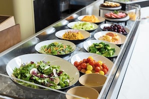 Se ofrece un desayuno bufé todos los días (por un coste adicional)