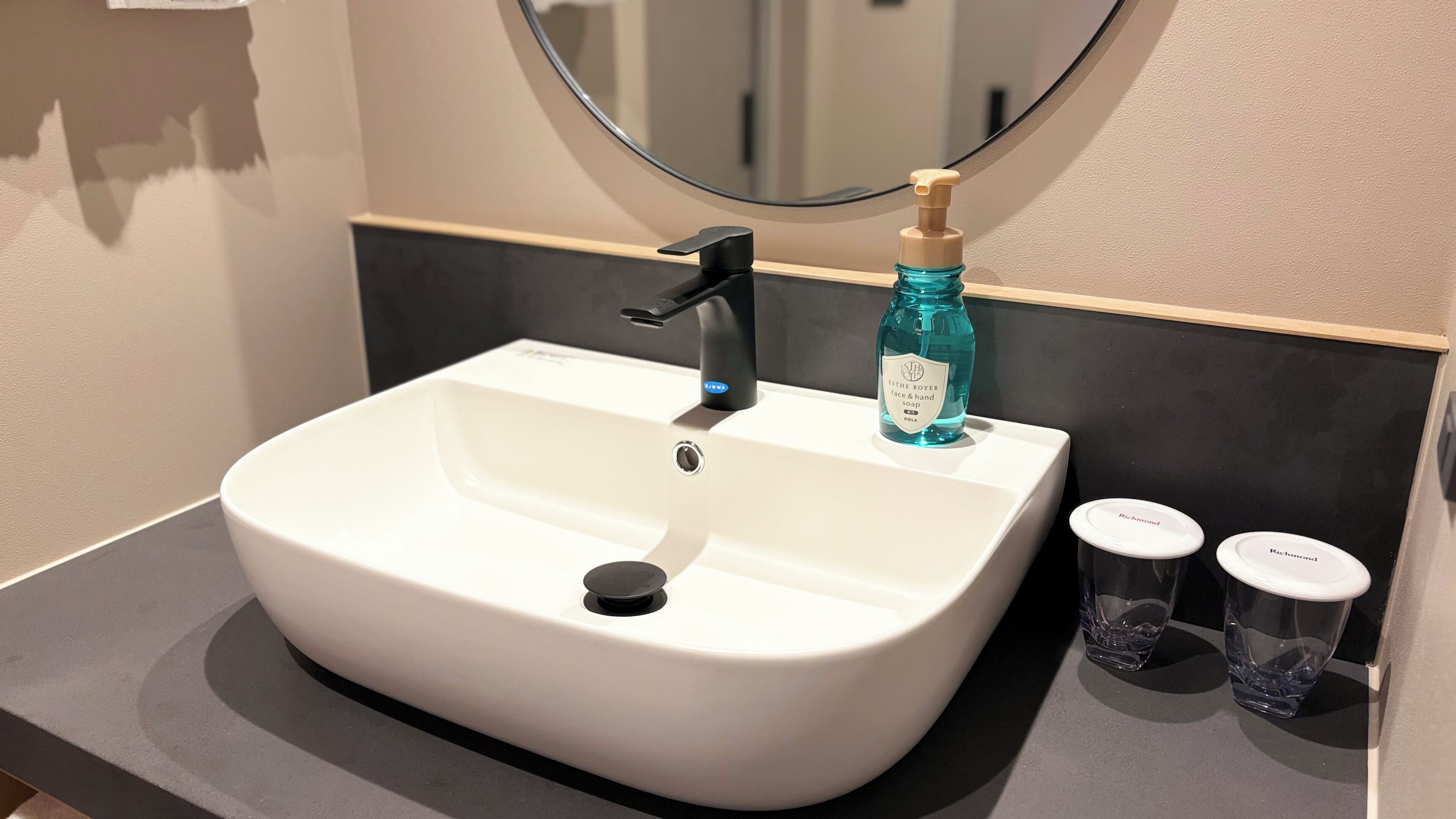 combined shower/bathtub, deep-soaking bathtub, free toiletries