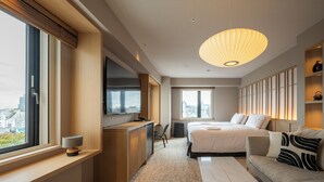 Une chambre d’hôtel moderne équipée d’un grand lit, d’un bureau, d’un canapé et d’une télévision.