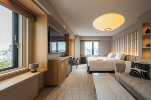 Una scrivania, tende oscuranti, ferro/asse da stiro