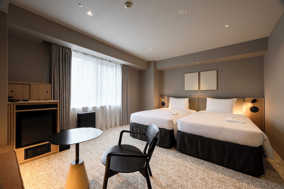 1 slaapkamer, een bureau, verduisterende gordijnen