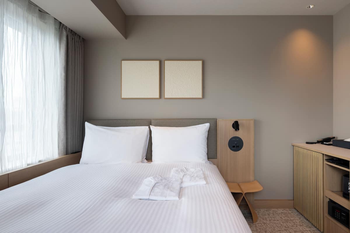 1 slaapkamer, een bureau, verduisterende gordijnen